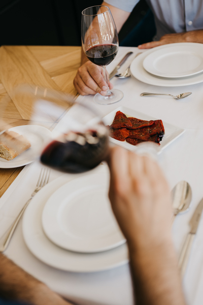 Cómo hacer una cata de vinos en casa con amigos